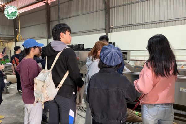 Sinh viên ngành Nông nghiệp công nghệ cao tham quan thực tế quy trình sản xuất tại cơ sở ứng dụng công nghệ