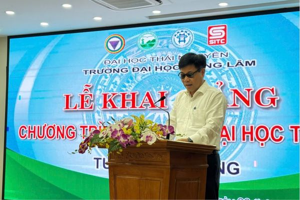 Lãnh đạo Trường Đại học Nông Lâm Thái Nguyên phát biểu trong lễ khai giảng đào tạo từ xa