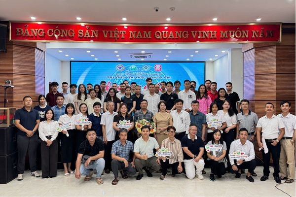 Tập thể học viên và cán bộ tham dự lễ khai giảng