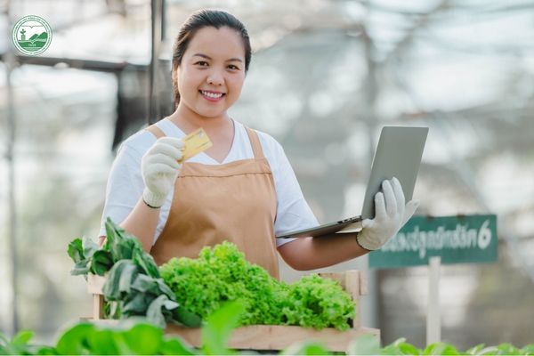 Nữ kỹ sư công nghệ thực phẩm kiểm tra chất lượng rau sạch trong môi trường sản xuất hiện đại
