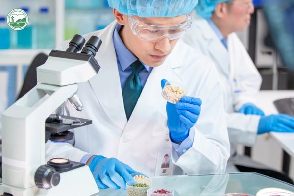 Nhân viên QA/QC thực phẩm kiểm tra và phân tích mẫu trong phòng thí nghiệm