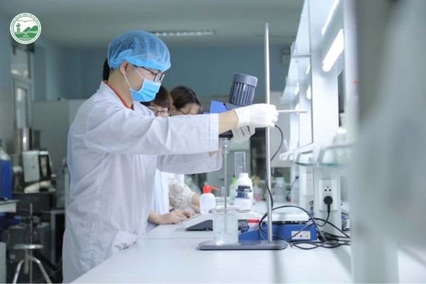 Nhân viên R&D Công nghệ thực phẩm nghiên cứu và thử nghiệm phát triển sản phẩm mới trong phòng thí nghiệm