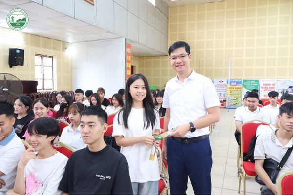 Sinh viên nhóm ngành Ngôn ngữ, Luật và Khoa học xã hội tham gia hoạt động học tập và giao lưu