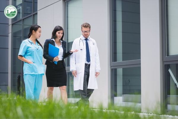 Nhân lực trong nhóm ngành Y tế - Chăm sóc sức khỏe gồm bác sĩ, điều dưỡng và các vị trí chuyên môn liên quan