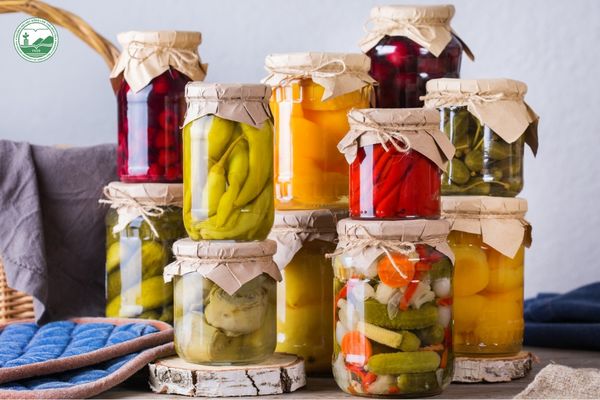 Các loại rau củ muối chua và thực phẩm lên men được bảo quản trong lọ thủy tinh