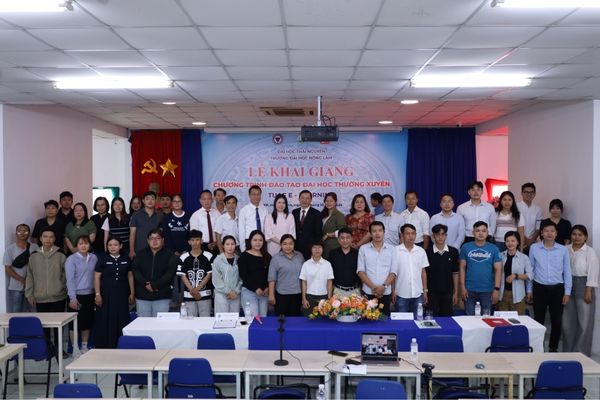 Đại biểu và tân học viên TUAF chụp ảnh lưu niệm tại Lễ khai giảng tháng 10/2026 tại TP.HCM