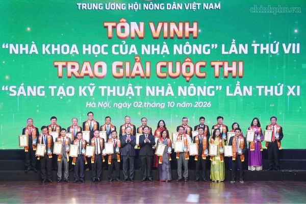 Các nhà khoa học chụp ảnh lưu niệm tại lễ tôn vinh “Nhà khoa học của nhà nông” lần thứ VII năm 2026 tại Hà Nội