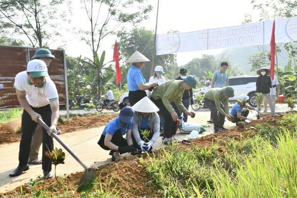 Hoạt động trồng cây xanh thể hiện tinh thần yêu thiên nhiên và ý thức bảo vệ môi trường