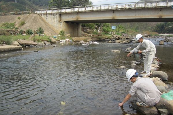 Cán bộ khảo sát và lấy mẫu nước sông phục vụ điều tra, kiểm kê tài nguyên nước