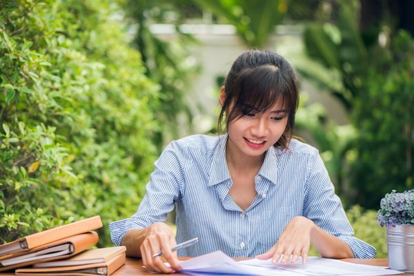 Sinh viên ngành Quản lý tài nguyên và môi trường TUAF tìm hiểu tài liệu học tập
