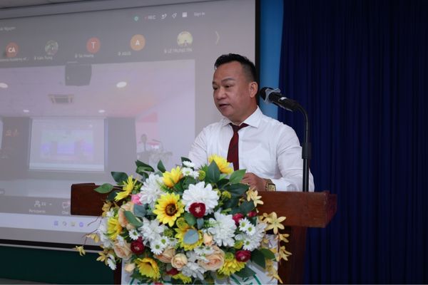 Học viên Huỳnh Văn Nhân ngành Bất động sản phát biểu cảm nghĩ và đọc lời hứa quyết tâm tại Lễ khai giảng TUAF 2026