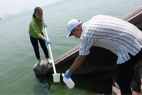 Hoạt động lấy mẫu nước thực tế phục vụ giám sát chất lượng và quản lý tài nguyên nước