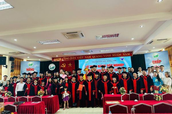 Học viên TUAF chụp ảnh lưu niệm tại lễ trao bằng tốt nghiệp