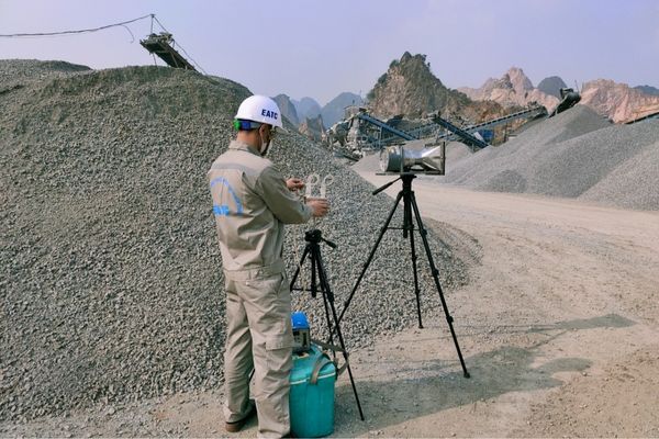 Chuyên viên quan trắc môi trường đo đạc tại khu vực khai thác đá