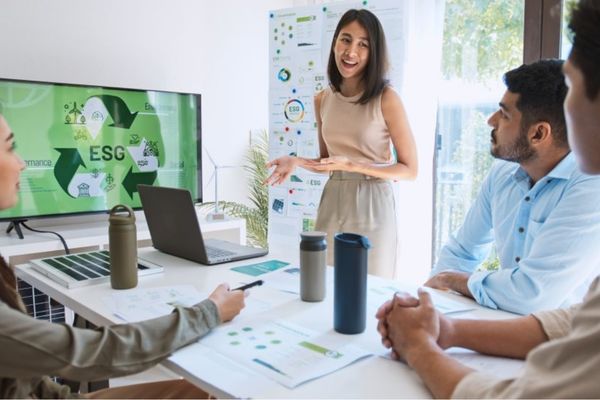 Chuyên viên tư vấn môi trường trao đổi giải pháp ESG với doanh nghiệp