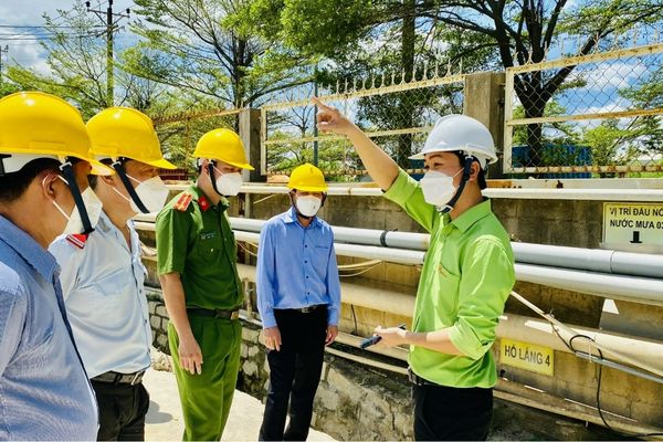 Nhân viên môi trường giám sát hệ thống xử lý nước thải