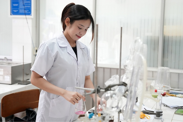 Sinh viên thực hành phân tích mẫu trong ngành Quản lý tài nguyên và môi trường