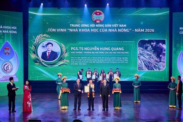 Phó Thủ tướng Hồ Quốc Dũng và Chủ tịch Trung ương Hội Nông dân Việt Nam Lương Quốc Đoàn trao giấy chứng nhận cho PGS.TS. Nguyễn Hưng Quang tại lễ tôn vinh năm 2026