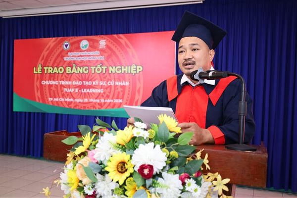 Tân cử nhân Nguyễn Huy Vũ, lớp A0323, phát biểu cảm nghĩ và tri ân thầy cô tại Lễ trao bằng tốt nghiệp TUAF 2026