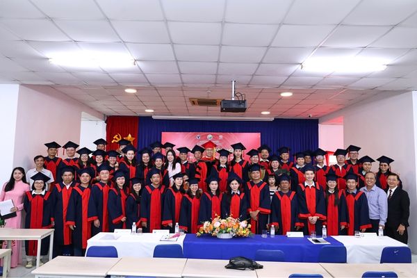 Các tân cử nhân, tân kỹ sư TUAF cùng thầy cô chụp ảnh lưu niệm tại Lễ trao bằng tốt nghiệp năm 2026